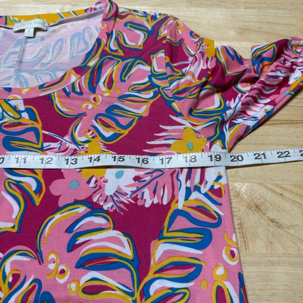 Simply Southern Palm Leaf Parrot Print Shark Bite Blouse Size S 3/4 Sleeve Pink View 4